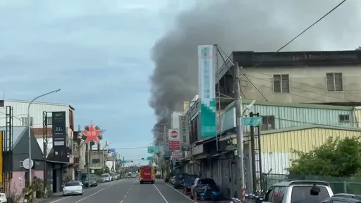竹市東大路民宅竄火！3樓鐵皮加蓋全面燃燒　警消急導引3住戶脫困