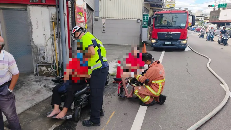 警消引導住戶脫困。新竹市消防局提供