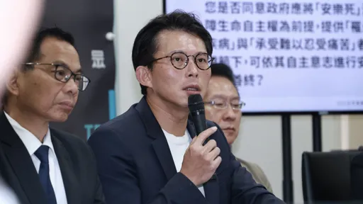 兩公投被否決　黃國昌：民進黨中選會「民主劊子手」