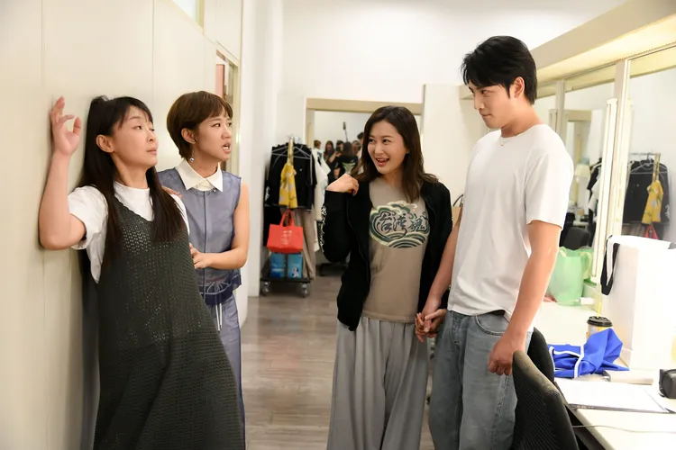 林昀希（左起）、Lulu、陳珮騏、李睿紳在休息室即興演出既狗血又爆笑的「抓姦戲碼」。三立提供