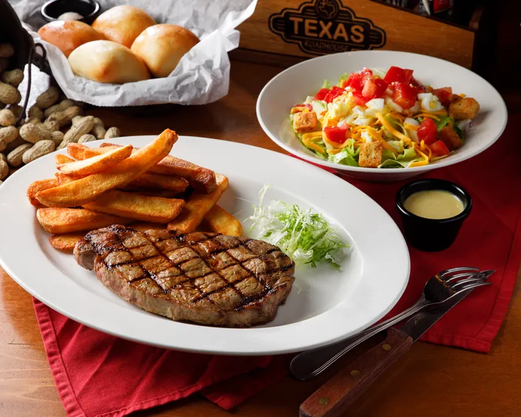 Texas Roadhouse 父親節推出雙人套餐2400元，主餐可選招牌12盎司肋眼牛排。業者提供
