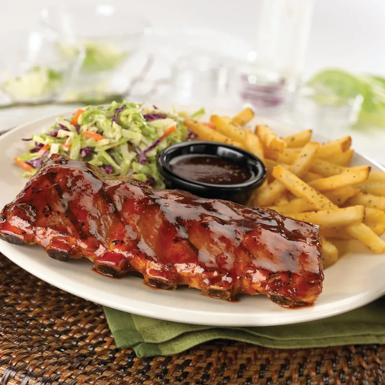 TGI FRIDAYS 父親節雙人套餐可享用招牌雙醬炭烤豬肋排，每一口都豪邁過癮。業者提供