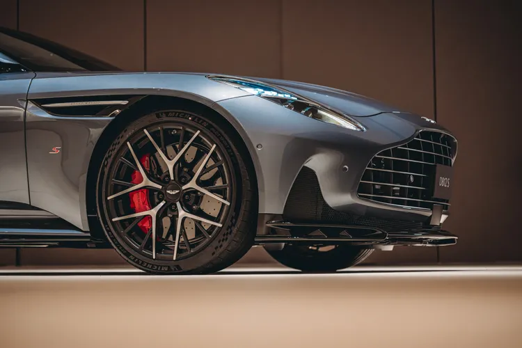 DB12 S標配陶瓷碳纖維煞車系統，前輪採410mm煞車碟盤、後輪360mm碟盤，相較傳統鋼製煞車系統可減輕27公斤簧下重量。業者提供