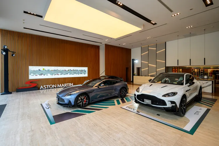 此次台灣首發的Aston Martin DB12 S採用Concours Blue冰灰藍車色搭配亮面黑色車頂，並配備21吋消光黑Y字型鍛造拋光輪圈與紅色煞車卡鉗。業者提供