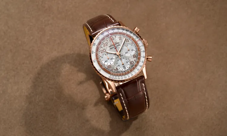 百年靈Navitimer B02 Chronograph 41 Cosmonaute STARLUX Airline Edition，41mm，18K紅金，銀白色隕石錶盤，棕色鱷魚皮錶帶，百年靈B02型自製機芯（手動上鍊），動力儲存70小時，防水深度30米，限量62只，89萬5000元。品牌提供