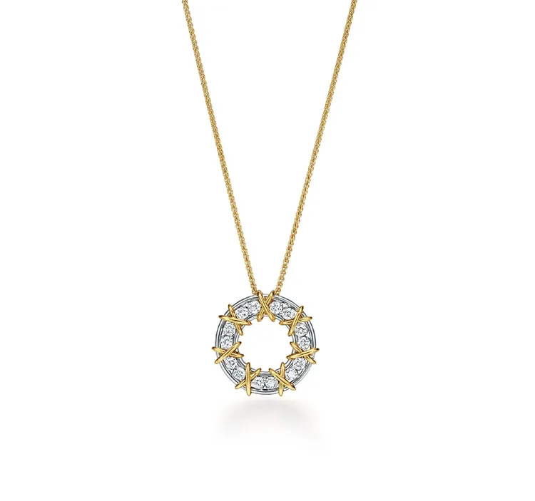 Tiffany Sixteen Stone圓形鍊墜，大型款。品牌提供