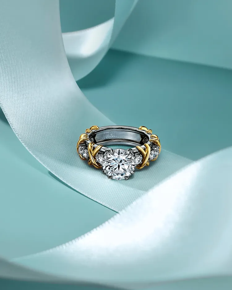 Tiffany Sixteen Stone系列單鑽戒指。品牌提供