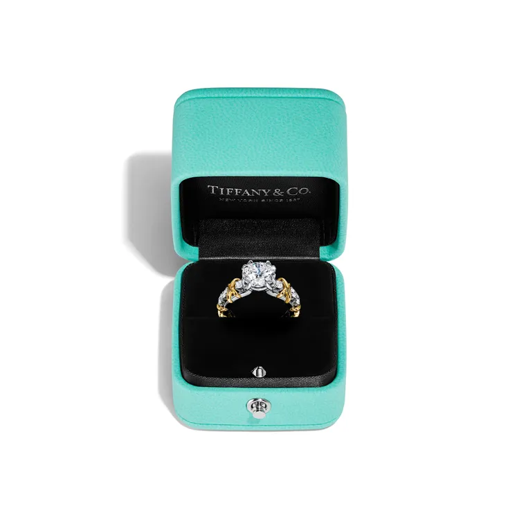 Tiffany Sixteen Stone系列單鑽戒指。品牌提供
