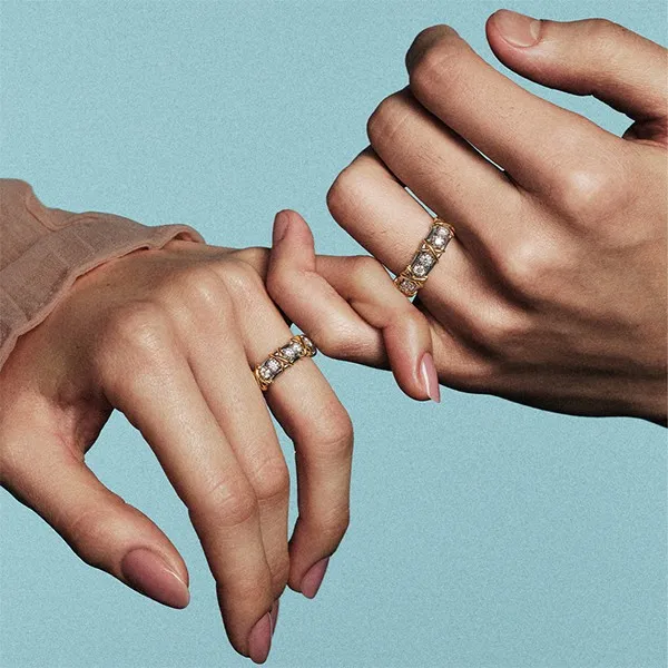 Tiffany Sixteen Stone鉑金與黃K金鑲嵌鑽石戒指。品牌提供