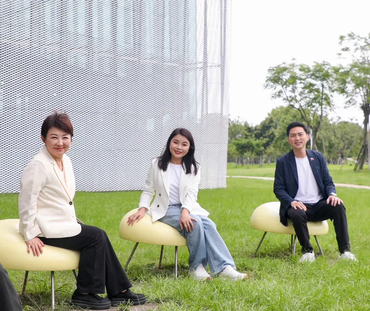 雲林縣長參選人張嘉郡今（26）日前往台中市拜會市長盧秀燕，實地參訪台中新地標綠美圖。張嘉郡辦公室提供