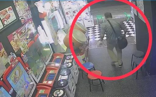 蹲角落盯上腳邊財物！　士林夜市「手套賊」趁女遊客玩遊戲偷走錢包