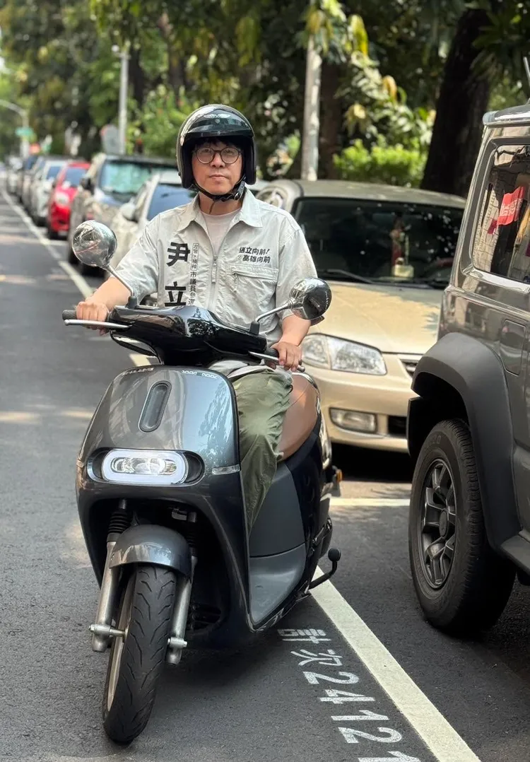尹立騎機車穿梭大街小巷拜訪選民。翻攝畫面