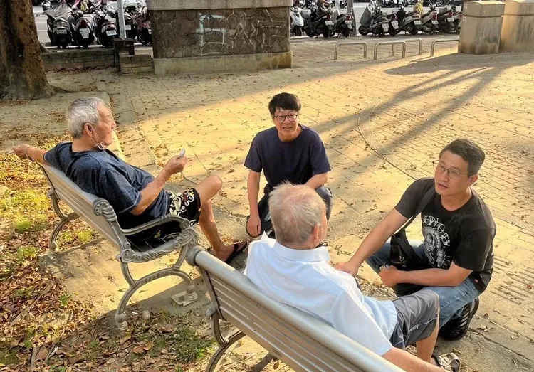 尹立在公園聽長輩心聲。翻攝畫面