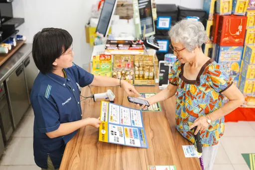 超高齡社會挑戰！超商推全台20間新概念店　首創櫃檯可夾拐杖