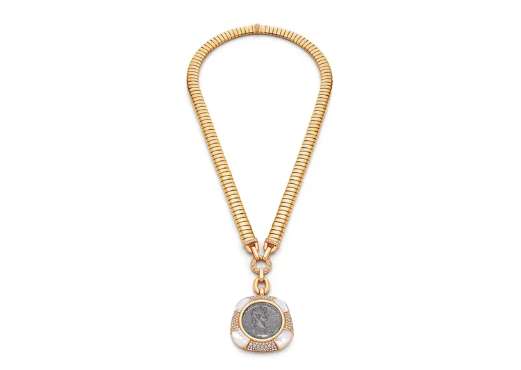 BVLGARI Monete系列 頂級黃金珍珠母貝與鑽石古幣項鍊，鑲嵌1枚公元前117-138年羅馬帝國哈德良肖像青銅古幣。品牌提供