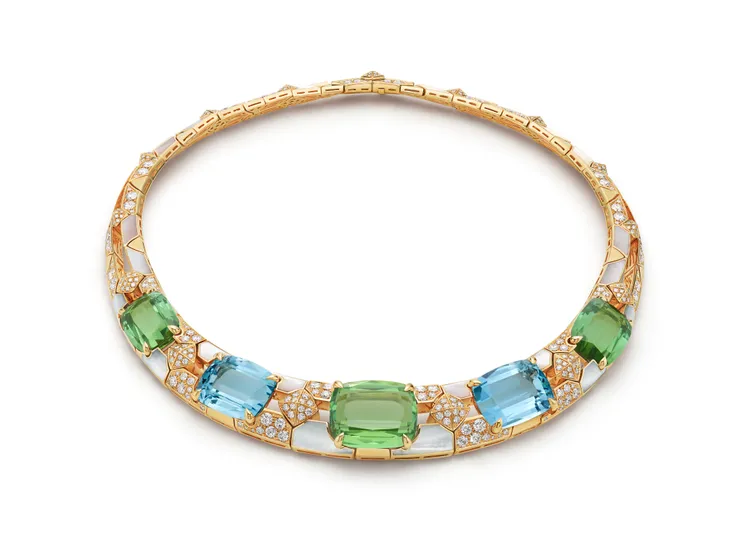 BVLGARI 頂級黃金彩寶與鑽石項鍊，包含3顆枕形切割綠碧璽和2顆枕形切割海藍寶石。品牌提供