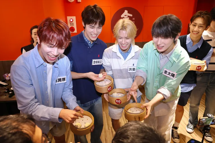 趙潤厚（左起）、全如如正、洪旻惺、金太陽秀中文「大哥請幫幫忙」，請攝影記者給分。莊宗達攝