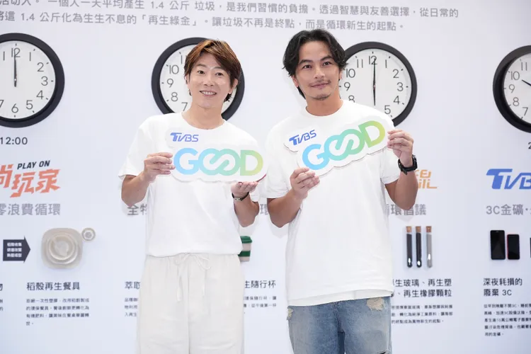 楊銘威（右）和日本主廚川越達也今天一同出席活動。彭欣偉攝