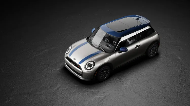 Rooftop Edition將MINI經典對比車頂概念重新詮釋，連同車頂、後視鏡外蓋與車身貼花都採用主、配色反轉設計。原廠照片