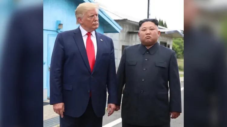 川普突曬與金正恩的合照。翻攝網路