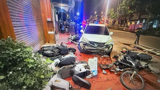 疑疲勞駕駛！　小客車失控撞毀路旁停車格10輛車