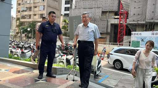 柯文哲持拐杖現身派出所！換電子手鐶　連喊「沒事沒事」