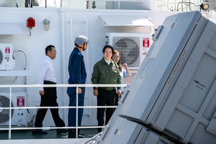 賴清德在國防部長顧立雄、海委會主委管碧玲等人陪同下，首先登上八里艦視導海巡艦裝載「雄風三型」超音速反艦飛彈。總統府提供