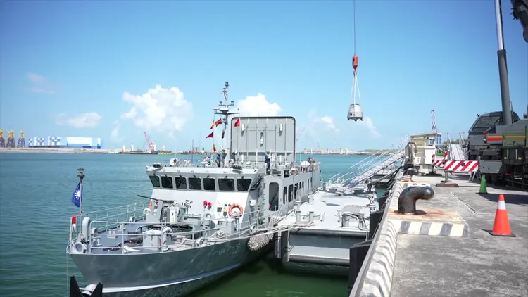海軍FMLB-3快速佈雷艇執行水雷吊掛作業。總統府提供