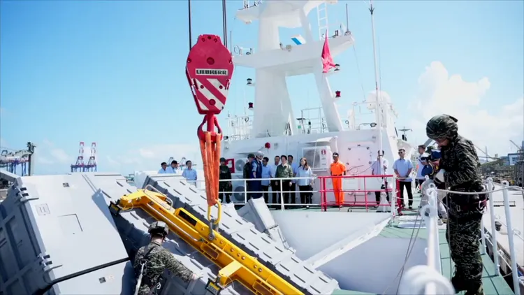 總統賴清德視導海巡艦裝載「雄風三型」超音速反艦飛彈。總統府提供