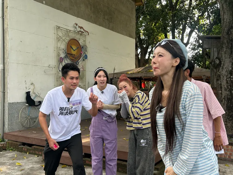 李雅英咬錢幣，職人挑戰用溜溜球擊中。民視提供