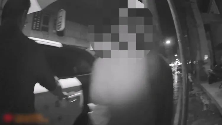 女騎士逆向險撞警，毒品快篩呈陽性遭移送法辦。翻攝畫面