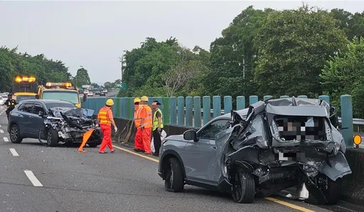 國道3號死亡車禍！轎車爆胎遭後車追撞　半個車身壓扁駕駛妻喪命