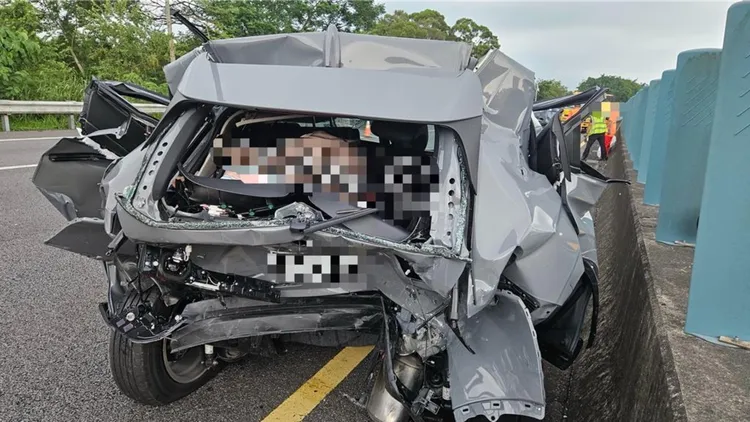 曾男轎車被撞擊後，車尾潰縮到駕駛座位置，半個車身幾乎不見。民眾提供