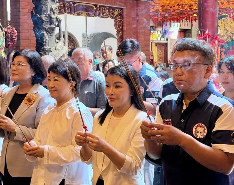 雲林縣長參選人張嘉郡今（15）日陪同台中市長盧秀燕、雲林縣長張麗善走訪雲林西螺參香、品嚐在地美食。張嘉郡辦公室提供