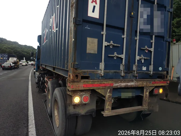 釀成意外的貨櫃車。翻攝畫面