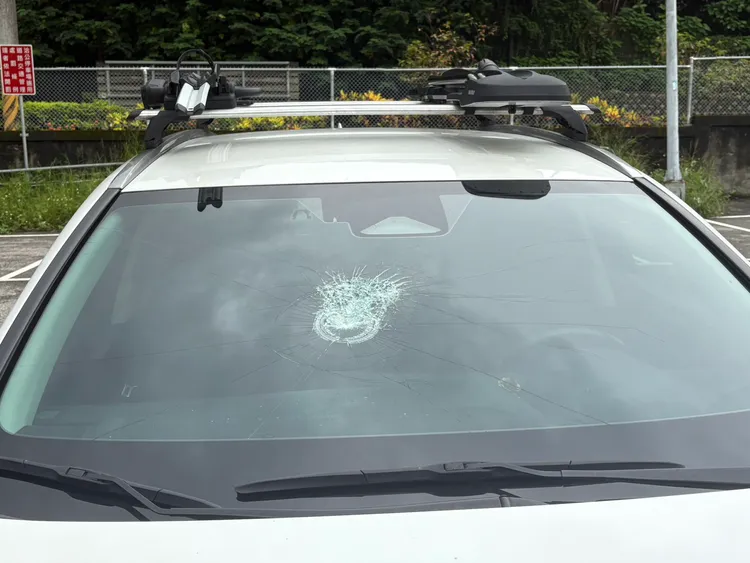 後方車輛被貨櫃車掉落的零件砸中。翻攝畫面