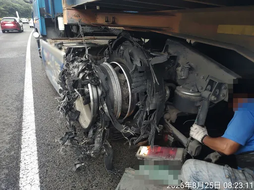 國道林口路段貨櫃車爆胎釀2車受損　他被砸破擋風玻璃痛罵「靠Ｘ扯」