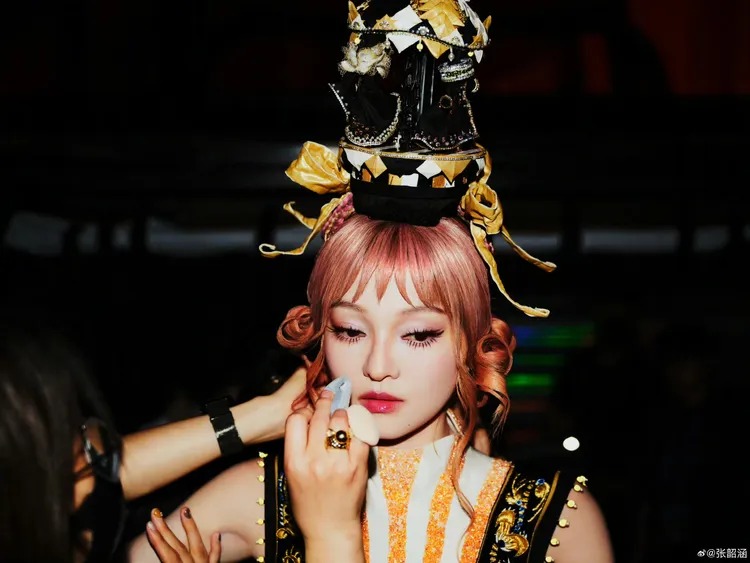 張韶涵昨晚疑似因天氣炎熱、衣服太重，演出時一度感覺心臟無法負荷。摘自微博