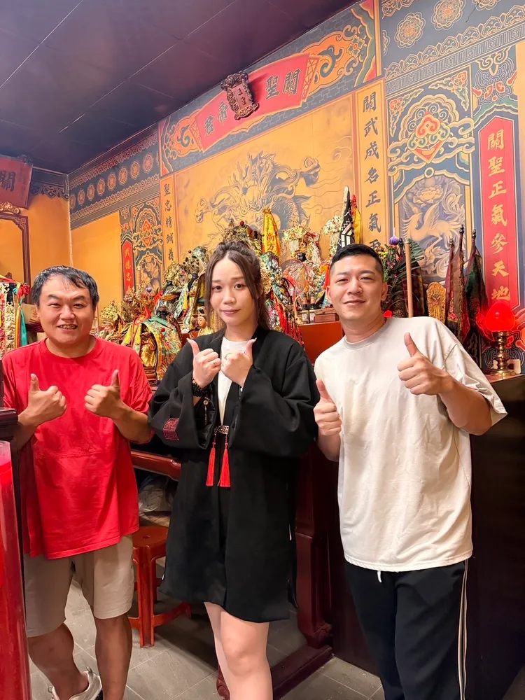 命理師儲君稱（中）YouTuber《看你老墓》草爺（右）和司徒建銘今生為傳承先人故事結緣。紅心字會提供