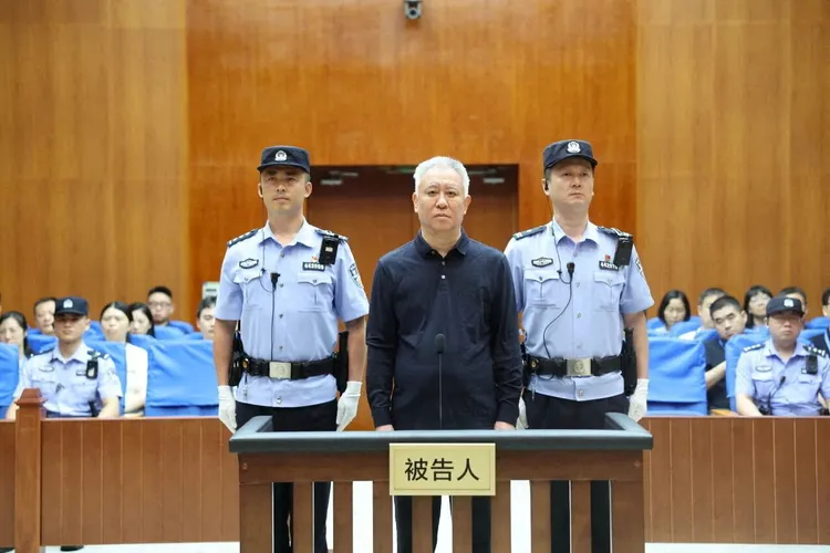 恆大創辦人許家印（中）被判處無期徒刑，「前妻」丁玉梅則在海外逍遙。路透社