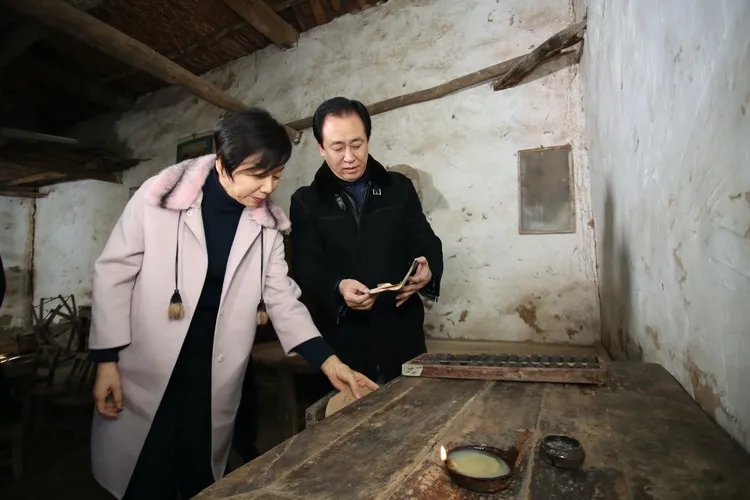 丁玉梅（左）對「前夫」許家印的詐騙事業介入頗深。翻攝微博/恆大許家印事件