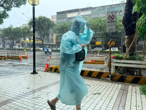 南部豪雨警戒！低氣壓夾擊台灣　天氣一路濕到周末