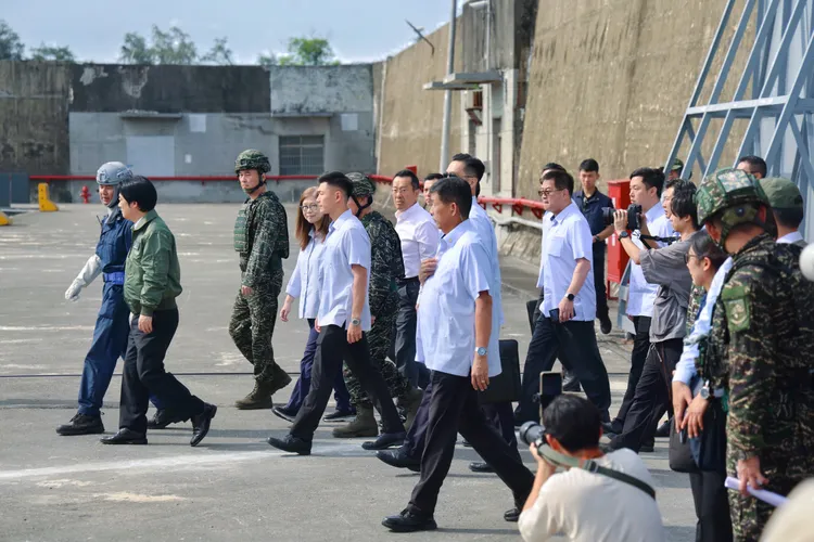 總統賴清德赴左營基地出席見證，並登上光六飛彈快艇64艇駕駛臺進行廣播，透過廣播鼓舞國軍官兵。李俊毅攝