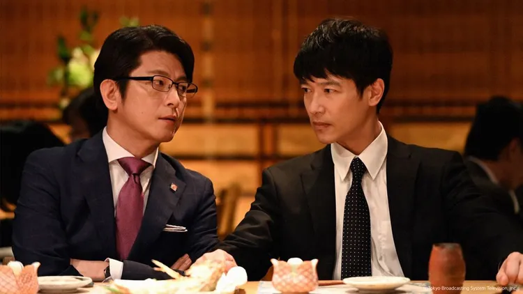 及川光博（左）在《半澤直樹》飾演堺雅人的銀行同事。翻攝TBS