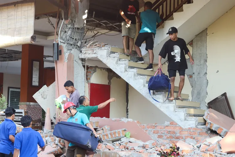 印尼發生7.7強震，建築物遭摧毀。路透