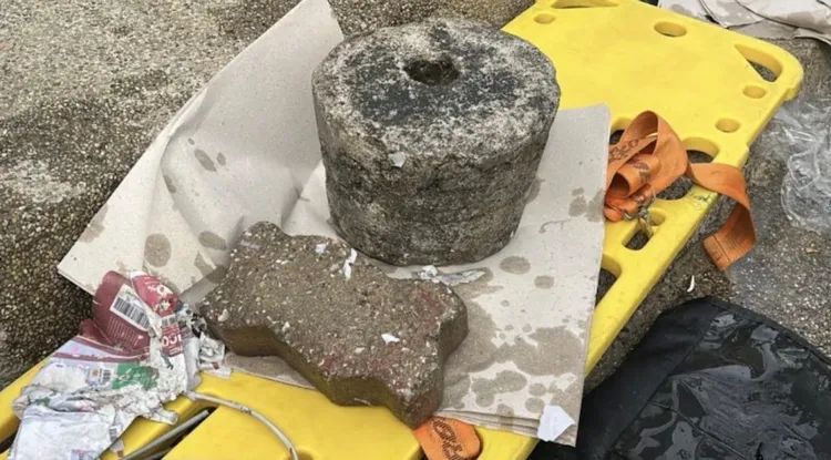 調查人員在他的背包內搜出重量合計超過20公斤的物品，包括一個水泥傘座及一塊磚頭。