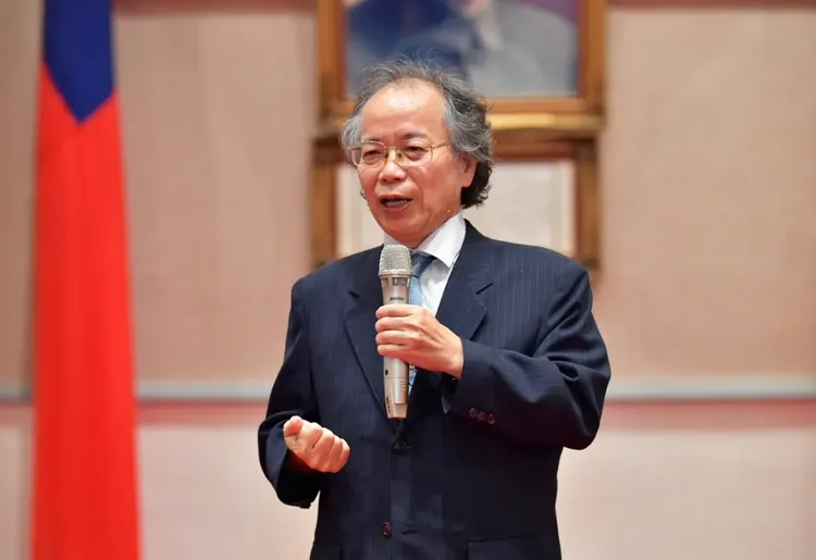 張景森質疑，高為元在爭取清大續任時，是否已向校方完整揭露自己同時競逐夏威夷大學校長職位。行政院提供