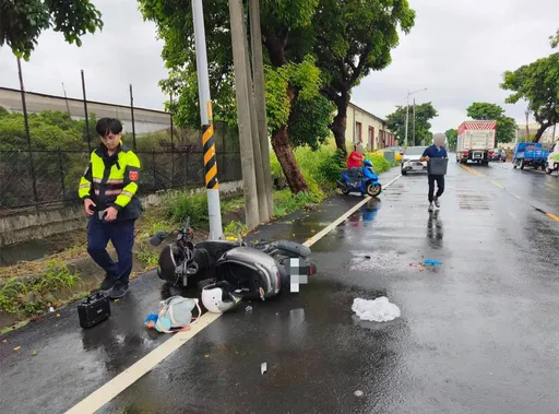 屏東萬丹19歲女雨天騎機車自撞燈桿！失去生命徵象搶救中