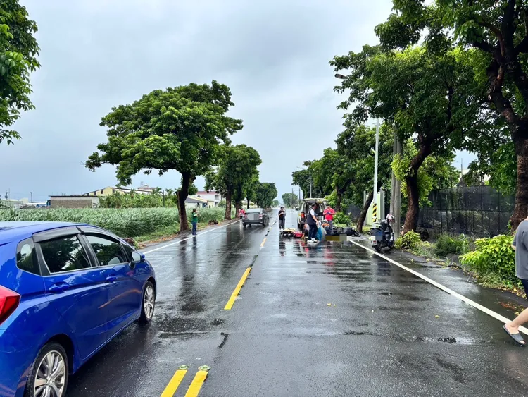 19歲女雨天騎機車自撞燈桿，重傷搶救中。翻攝畫面