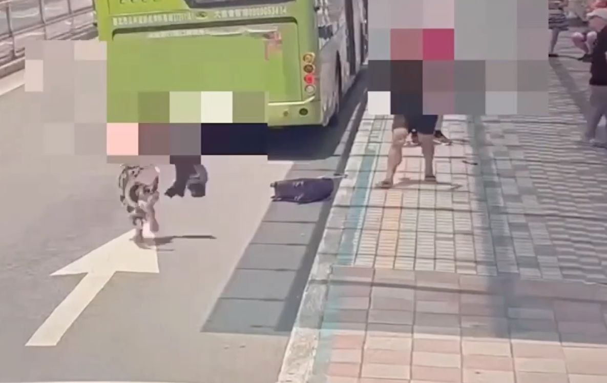 惡劣!台男追打菲籍女 砸手機毀公車看板...美籍男也看不下去